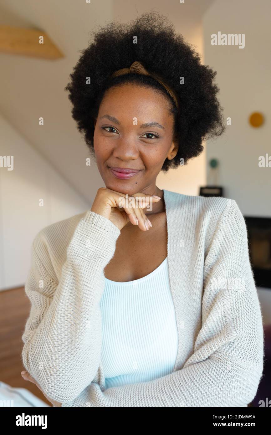Porträt einer selbstbewussten, lächelnden jungen afroamerikanischen amerikanerin zu Hause Stockfoto
