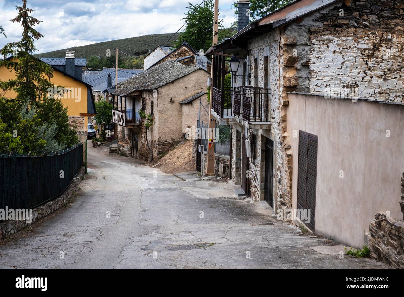 Spanien, Riego de Ambros Village, Castilla y Leon. Camino de Santiago auf der Hauptstraße durch das Dorf. Stockfoto