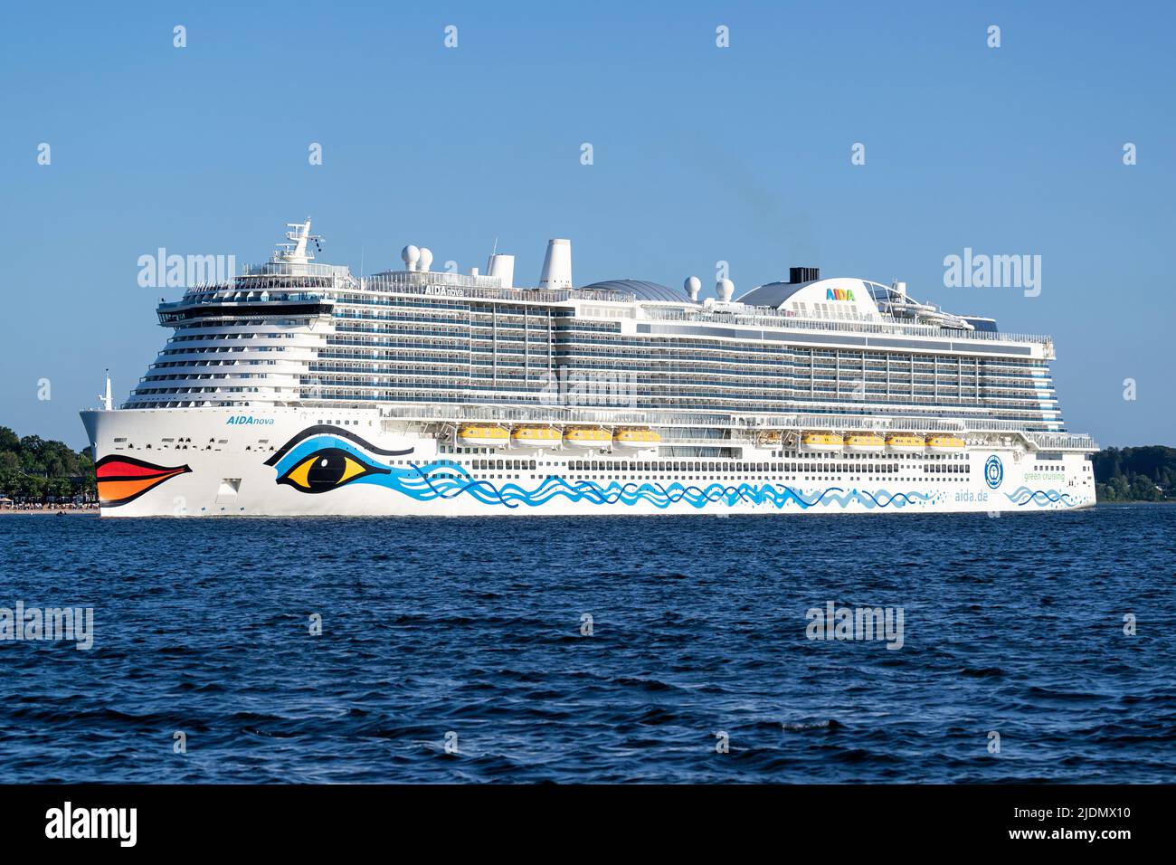 Kreuzschiff AIDAnova in der Kieler Förde Stockfoto