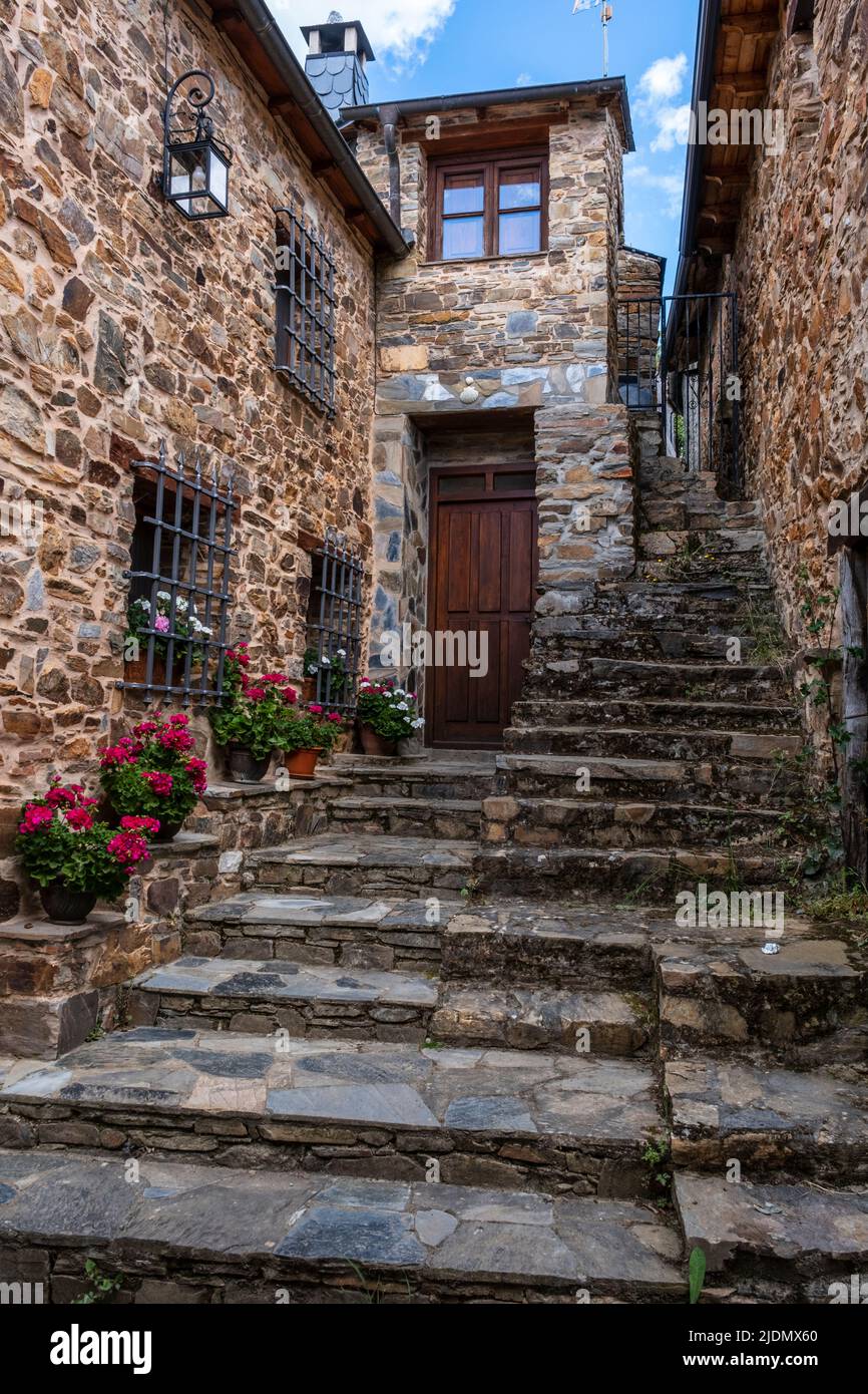 Spanien, Riego de Ambros Village, Castilla y Leon, am Camino de Santiago. Hauseingang, Blumentöpfe, Steinstufen. Stockfoto