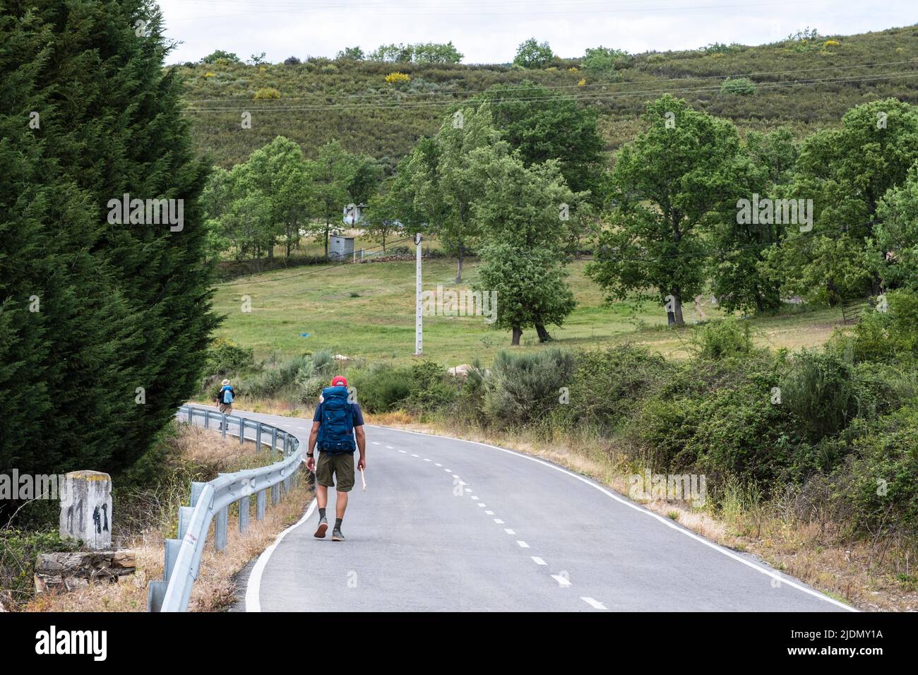 Spanien, Kastilien und Leon. Camino de Santiago, auf dem Weg nach Molinaseca, nutzt eine asphaltierte Autobahn für kurze Strecke. Stockfoto