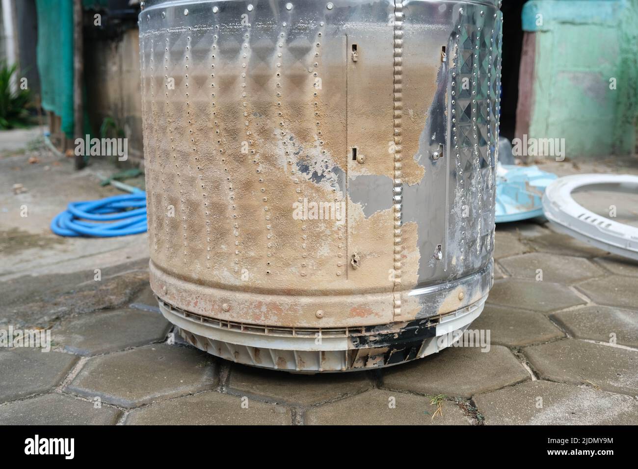 Teile und Zubehör im Inneren der Maschine zum Waschen von Kleidung, die entfernt wurden, um Schmutz zu entfernen, Waschtrommel ist schmutzig, Flecken, muffig Stockfoto