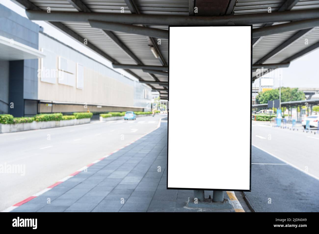 Sehen Sie sich ein weißes Werbebanner auf der Straße der Stadt an. Leeres Billboard mit Platz für den Text oder den Inhalt. Stockfoto