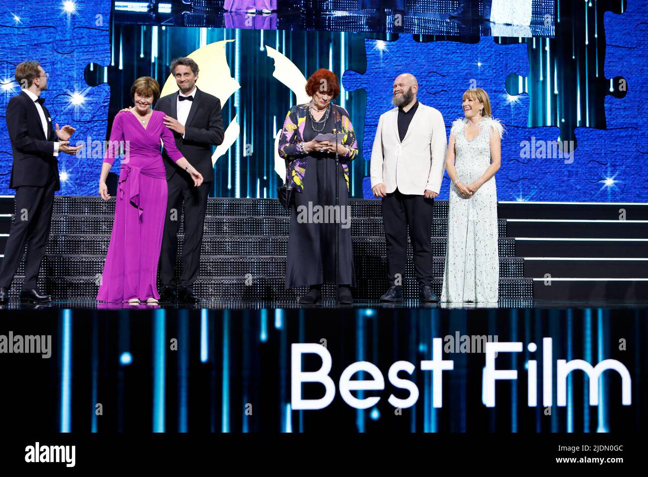 Produzent Tillman Geithe, Regisseur Stefan Bühling, Thekla Carola Wied und Produzentin Regina Ziegler posieren mit dem besten Filmpreis für „Martha Liebermann“ neben Jurymitglied Darko Peric (L) und Jane Seymour (R) bei der Abschlussfeier während des Monte Carlo TV Festivals 61. in Monte-Carlo, Monaco am 21. Juni, 2022. Foto von Patrick Aventurier/ABACAPRESS.COM Stockfoto