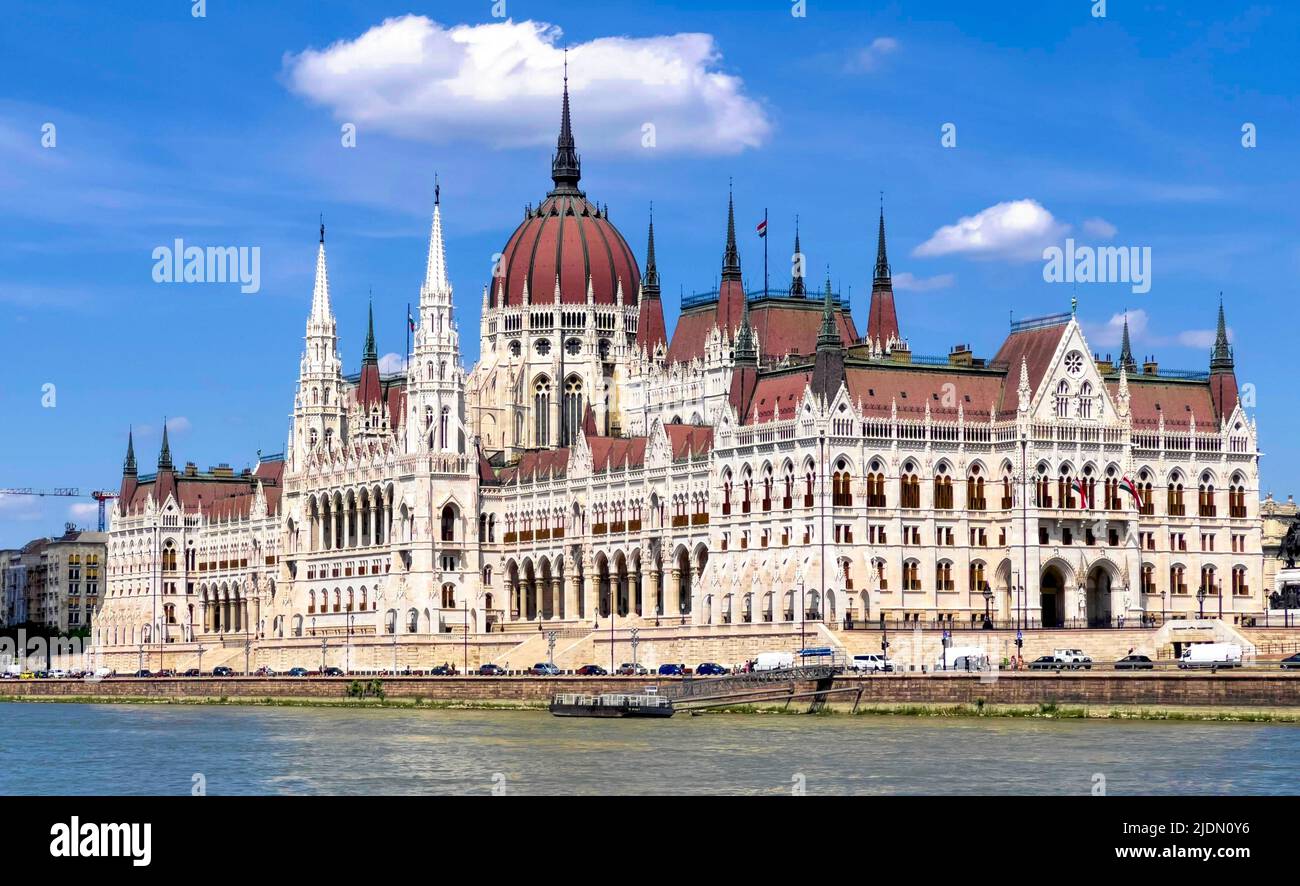 Ungarisches Parlamentsgebäude von der Donau aus gesehen Stockfoto