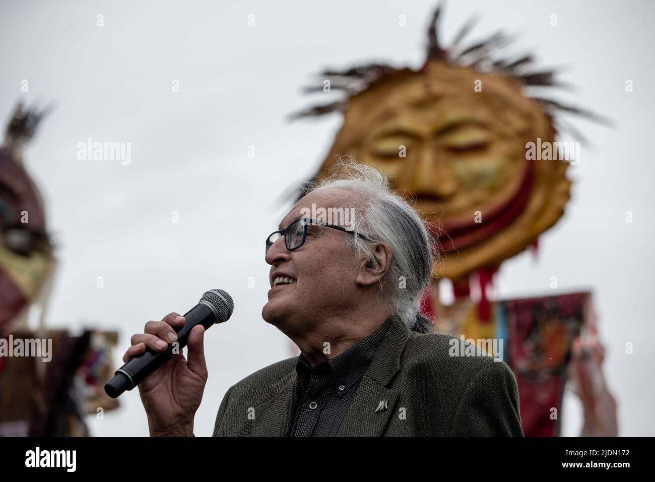 Ein indigener Ältester begrüßt die Menge zur Feier der Sommersonnenwende. Stockfoto