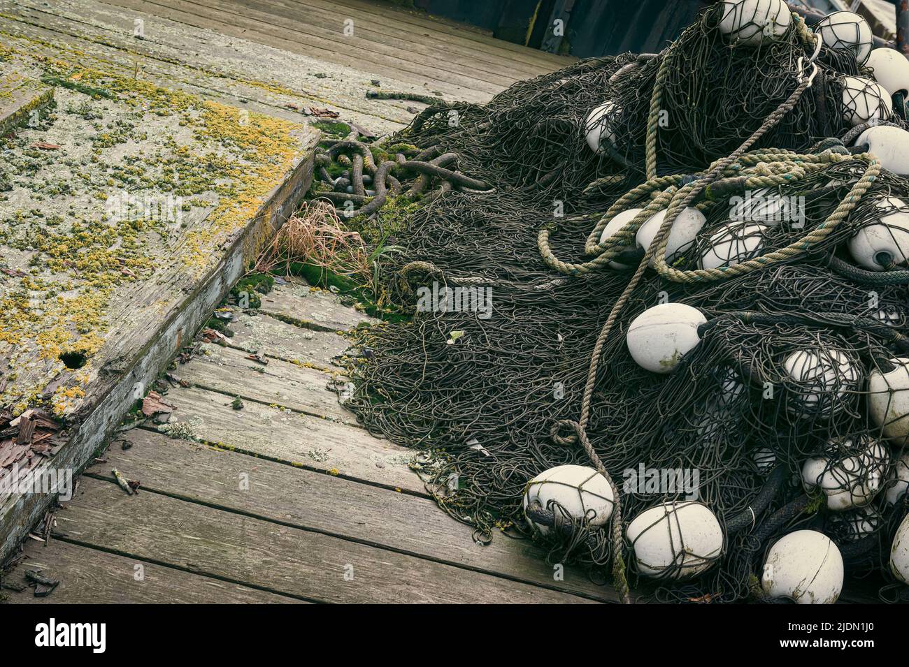Fischernetze auf einem alten Boot in St. Paul Harbour, Kodiak Island, Alaska Stockfoto