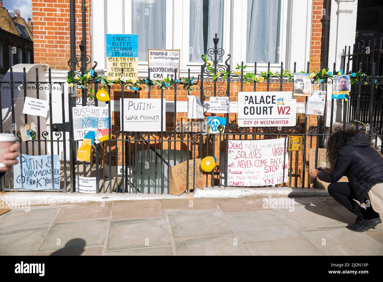 Plakate und Plakate gegen den russischen Präsidenten Wladimir Putin und seine Invasion in der Ukraine sind gegenüber der russischen Botschaft in London zu sehen. Stockfoto