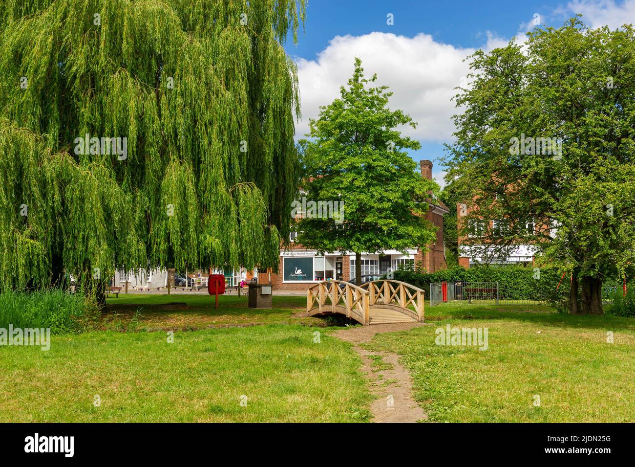 Holzbrücke über den Fluss Misbourne in Chalfont St Giles, Buckinghamshire, England Stockfoto