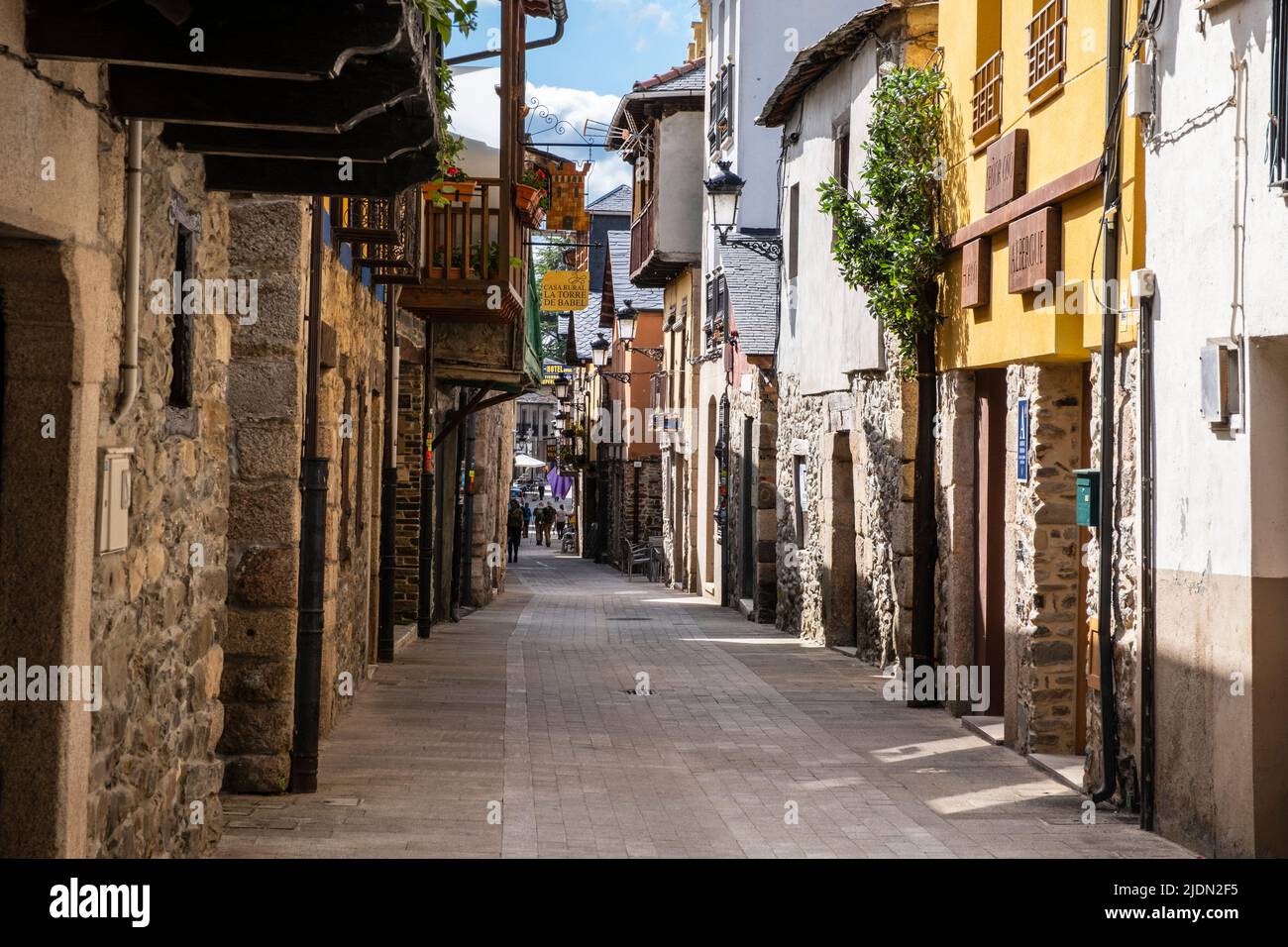 Spanien, Kastilien und Leon. Molinaseca. Straßenszene. Stockfoto