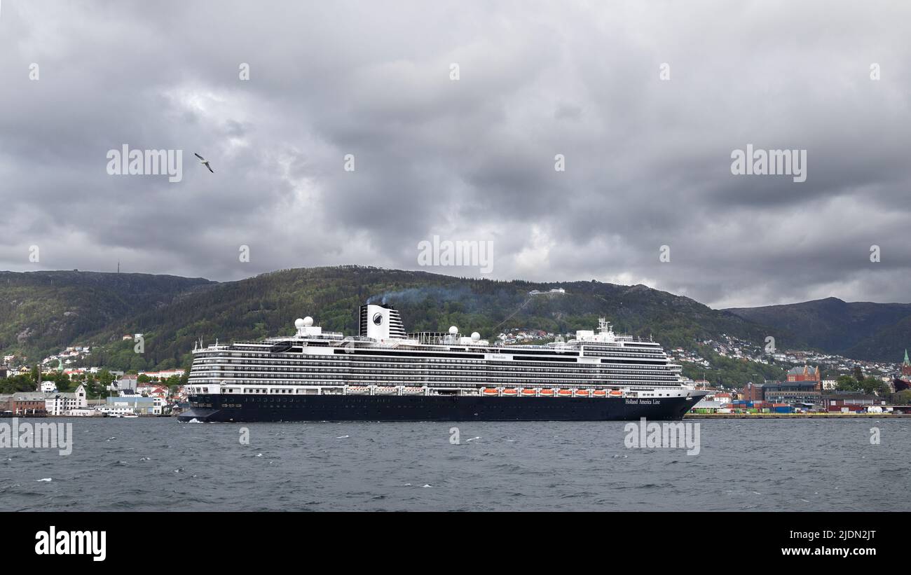 Das Kreuzschiff Rotterdam startet am Kai Jekteviksterminalen im Hafen von Bergen, Norwegen. Stockfoto