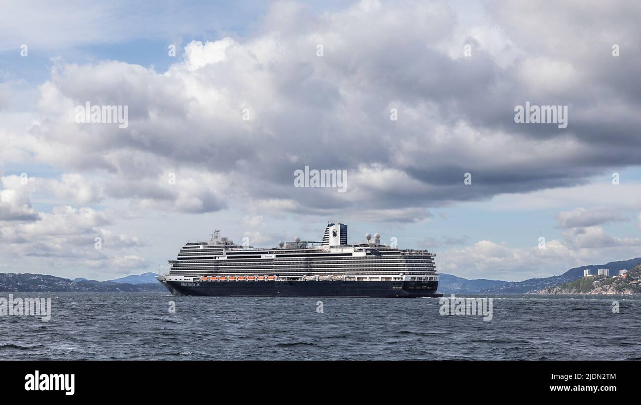 Das Kreuzschiff Rotterdam startet am Kai Jekteviksterminalen im Hafen von Bergen, Norwegen. Stockfoto