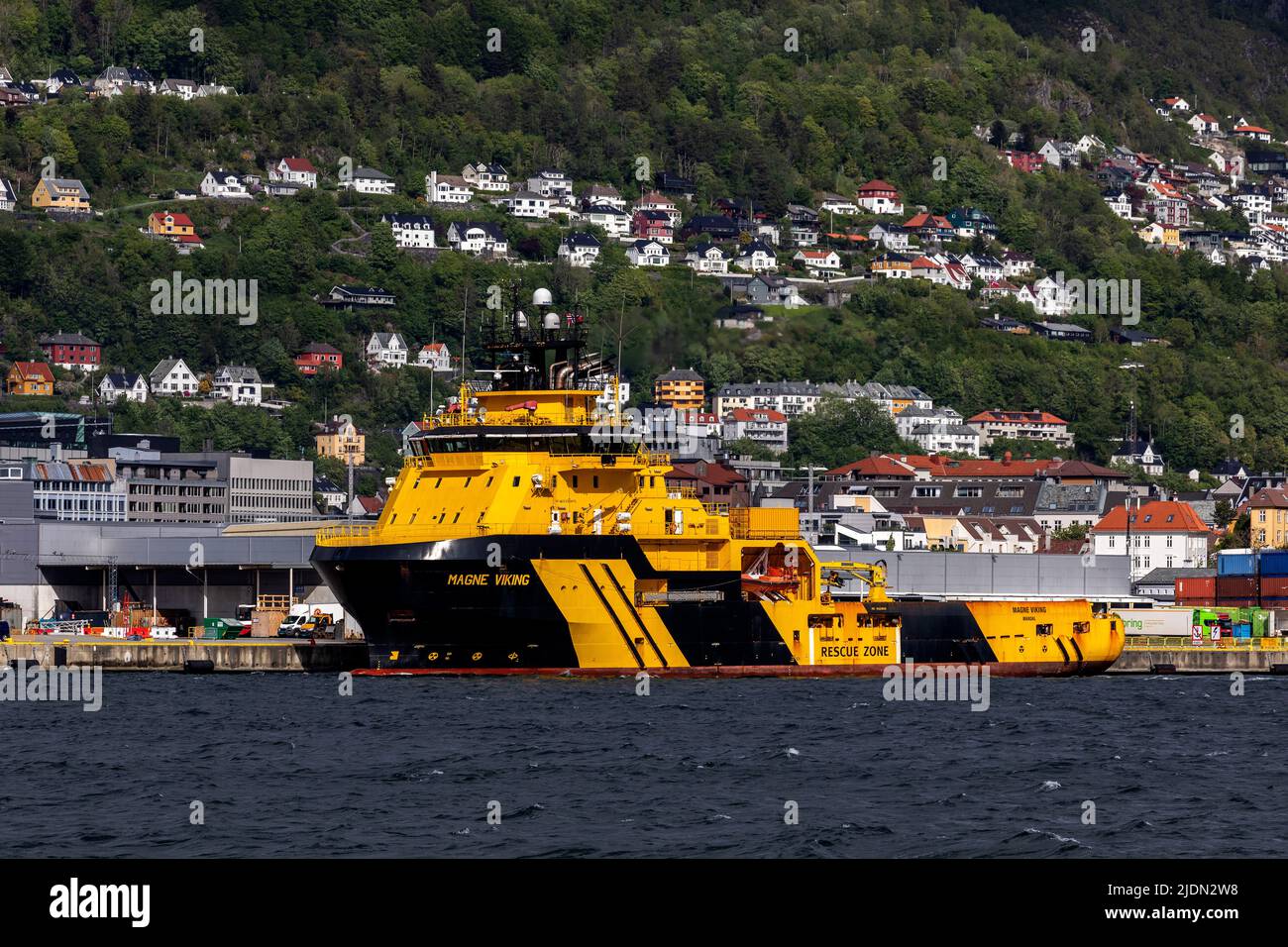Ice-class Offshore Supply AHTS Magne Viking im Hafen von Bergen, Norwegen. Stockfoto