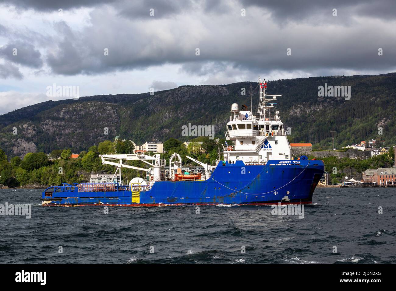 Seismische Forschung unterstützt Schiff Mainport Cedar in Byfjorden, vor dem Hafen von Bergen, Norwegen. Stockfoto