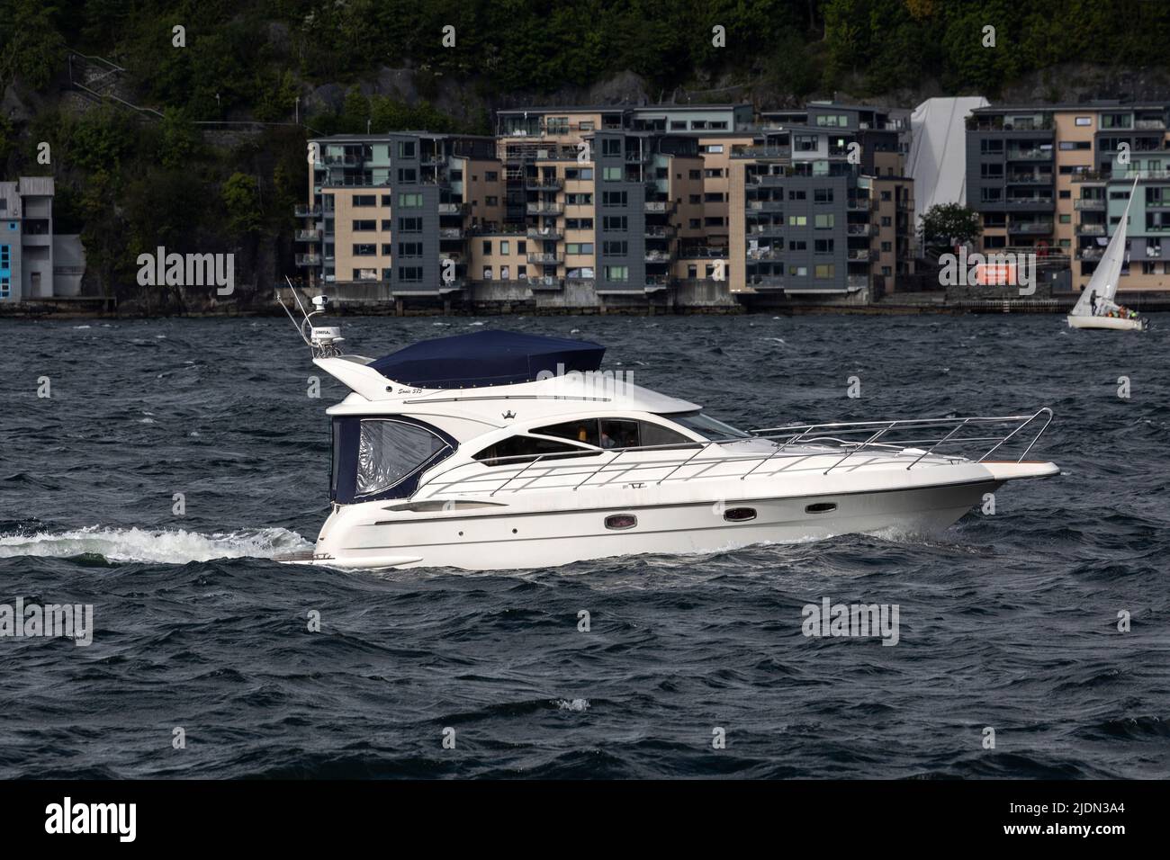 Pleasure Craft, La Mer, ein Sonic 375 - Skorgenes in Puddefjorden, im Hafen von Bergen, Norwegen. Stockfoto