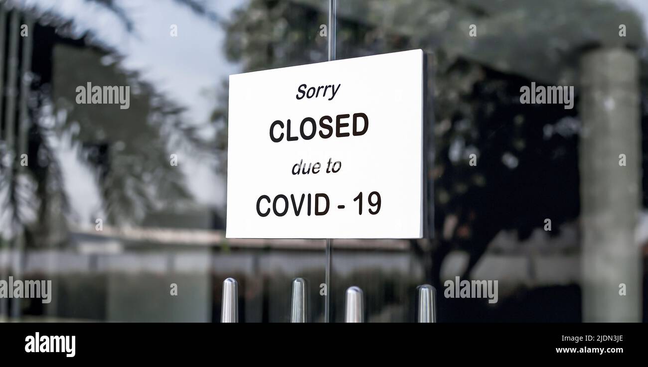 Das Schild vor dem Büro ist vorübergehend geschlossen. Melden Sie Coronavirus im Geschäft an. Stockfoto
