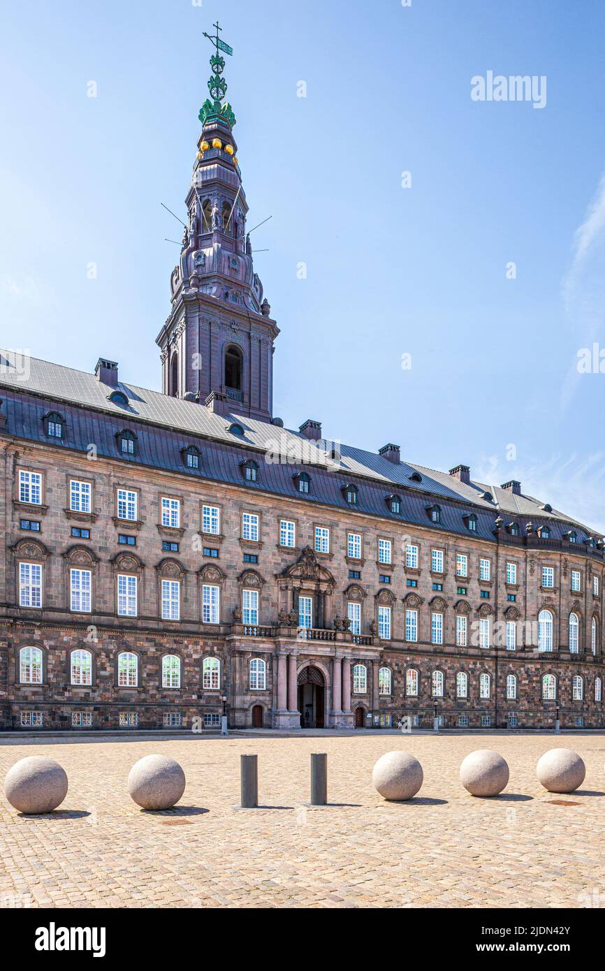 Schloss Christiansborg und Regierungsgebäude auf der Insel Slotsholmen in Kopenhagen, Dänemark. Stockfoto