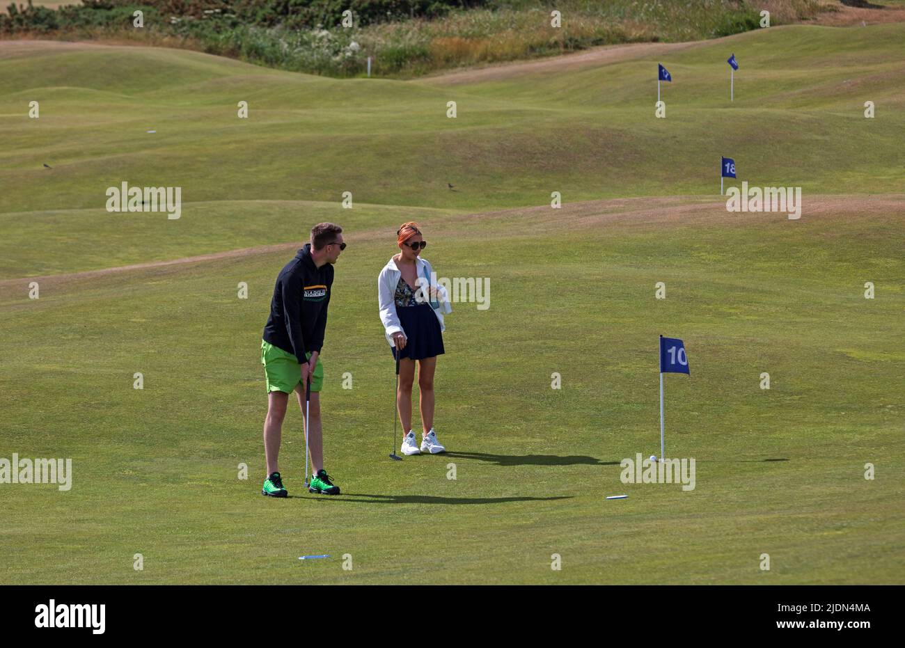 St Andrews, Fife, Schottland, Großbritannien. 22.06.2022. Sonne und Wind an der Küste von Fife, ruhige Strände, obwohl die Temperatur bis zum Nachmittag auf 24 Grad Celsius angestiegen ist. Die Dinge werden sich Anfang Juli ändern, wenn die 150. Golf Open auf dem alten Golfplatz ankommen Credit:Arch White/alamy Live News Stockfoto