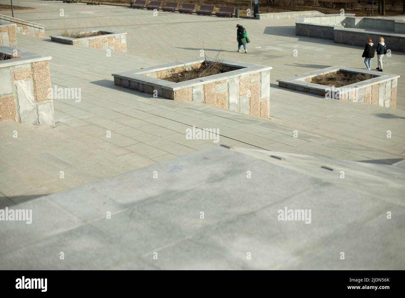 Stadtarchitektur. Details des Platzes in der Stadt. Mauerwerk. Urbanes Erholungsgebiet. Stockfoto