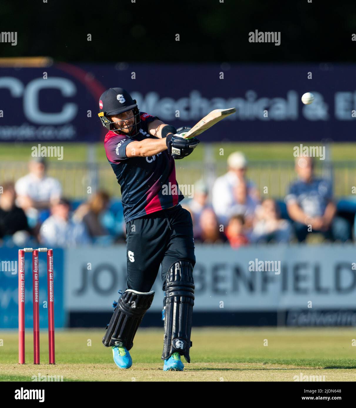 Josh Cobb hat sich während eines T20 Blast-Matches zwischen Derbyshire Falcons und Northamptonshire Steelbacks gegen die Steelbacks geschlagen Stockfoto