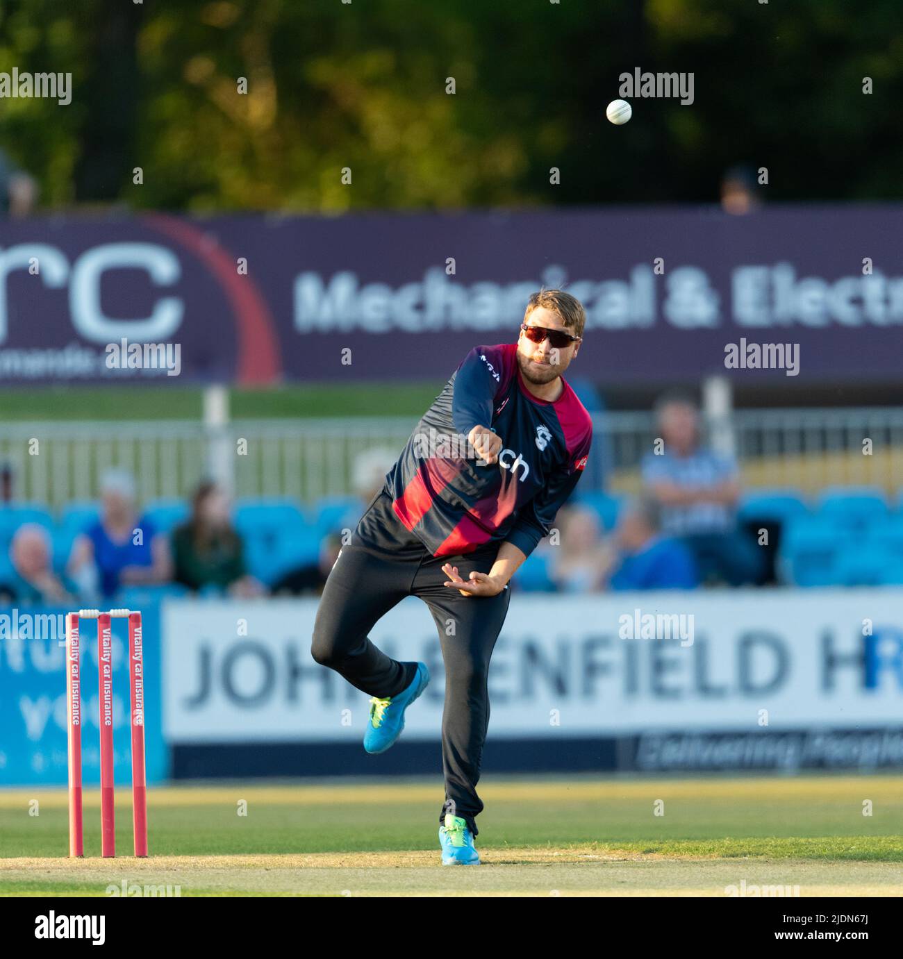 Josh Cobb Bowling für die Steelbacks während eines T20 Blast Match zwischen Derbyshire Falcons und Northamptonshire Steelbacks Stockfoto