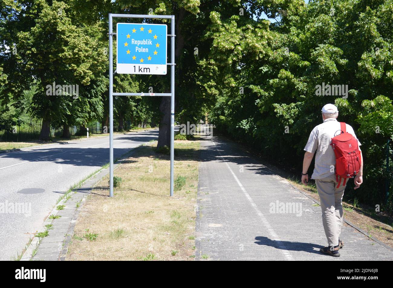 Brandenburg, Deutschland - 10. Juni 2022 - Straßenschild 'ein Kilometer zur Republik Polen' in Küstrin-Kietz. (Foto von Markku Rainer Peltonen) Stockfoto