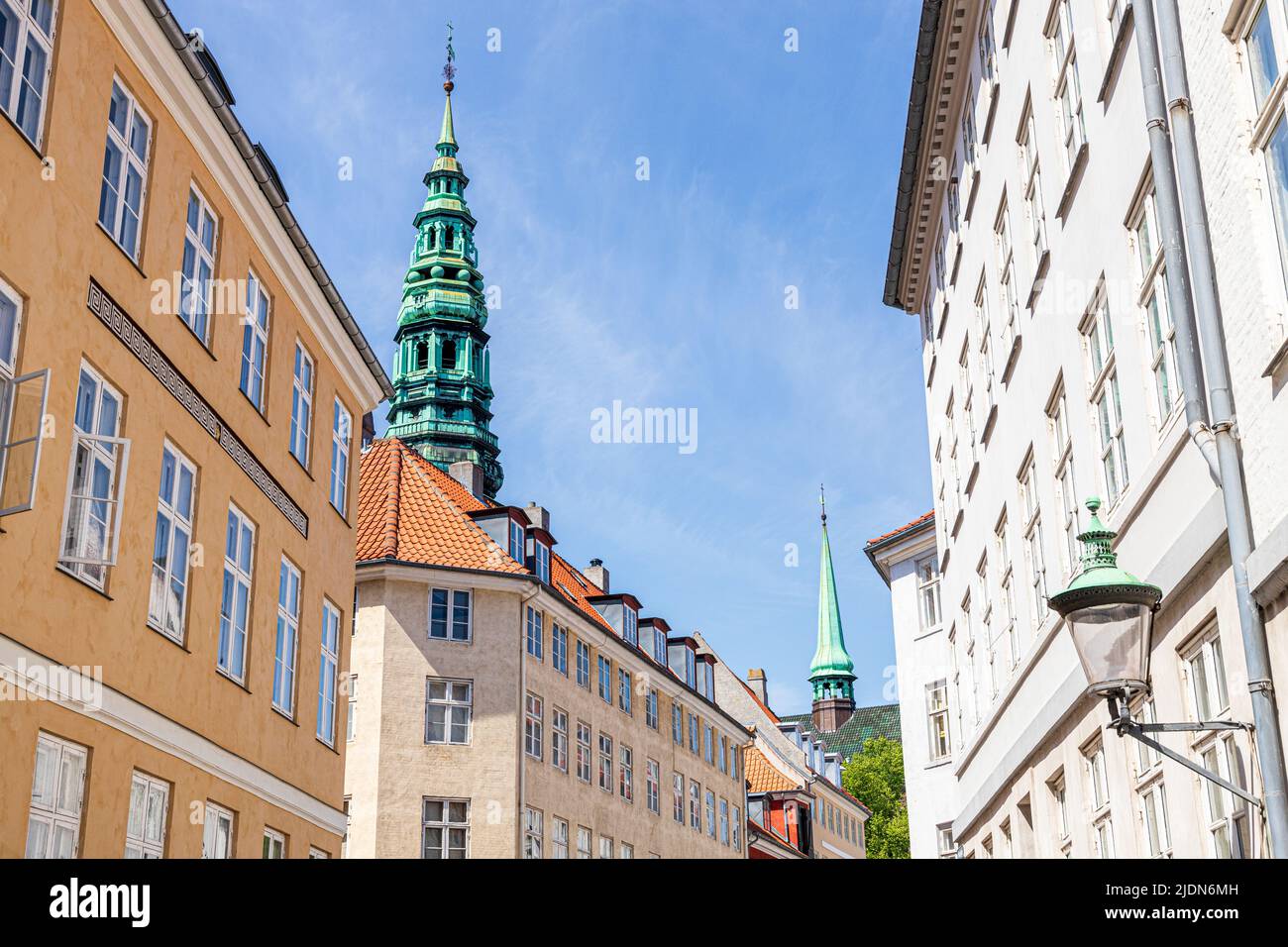 Blick nach oben in Dybensgade, Kopenhagen, Dänemark. Stockfoto