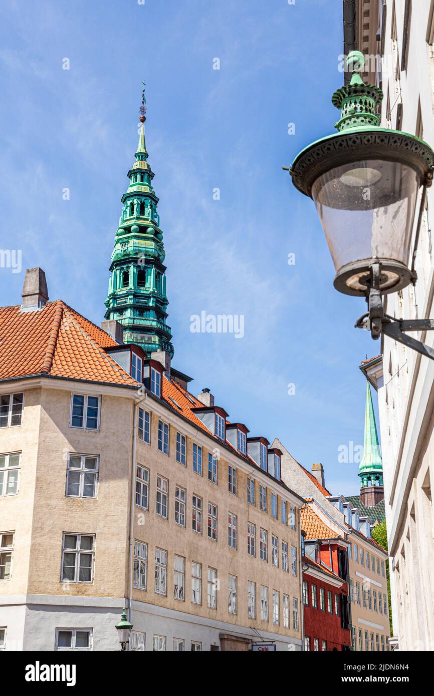 Blick nach oben in Dybensgade, Kopenhagen, Dänemark. Stockfoto