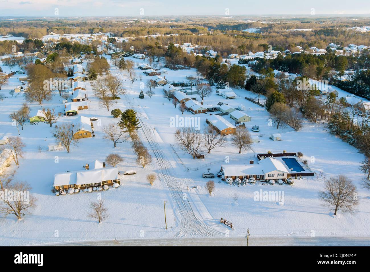 Amerikanische Kleinstadt bei nach Schneefall mit einer erstaunlichen Luftaufnahme der Schneelandschaft Stockfoto