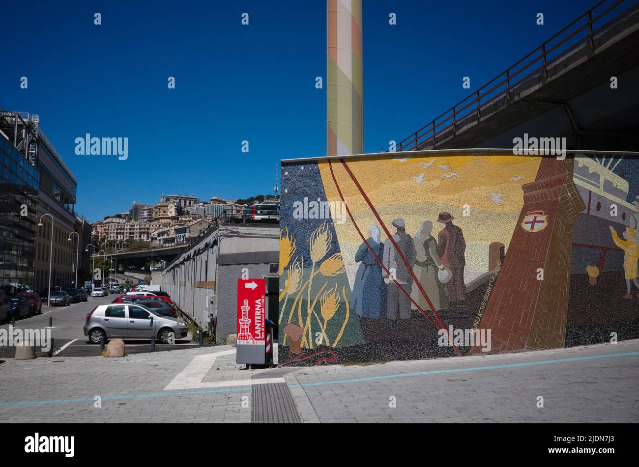 Genua, Italien - Juni, 2022: Wandgemälde mit Auswanderern, die Genua verlassen, und Leuchtturm - Symbol der Stadt, in der Nähe der Überführung Stockfoto