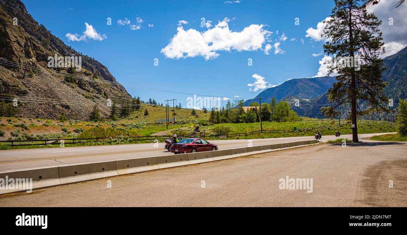 Highway Road auf dem Berg.Auto fährt schnell auf der Autobahn im Hintergrund der Bergkette. Autofahren auf der Straße im Sommer Blick auf die Berge - Juni 6,2022 Stockfoto