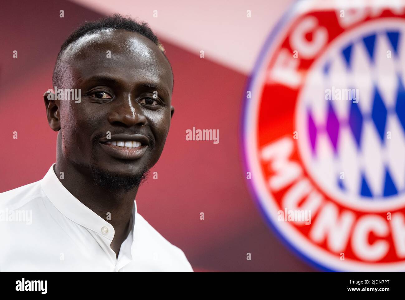 München, Deutschland. 22.. Juni 2022. Fußball: Bundesliga, Präsentation von Sadio Mane in der Allianz Arena steht Sadio Mane nach seiner Präsentation als neuer Spieler des FC Bayern im Spielertunnel. Nach einer Vereinbarung mit dem FC Liverpool unterzeichnete der 30-jährige Torschütze bis zum 30. Juni 2025 einen Dreijahresvertrag mit dem deutschen Fußball-Rekordmeister. Quelle: Sven Hoppe/dpa/Alamy Live News Stockfoto