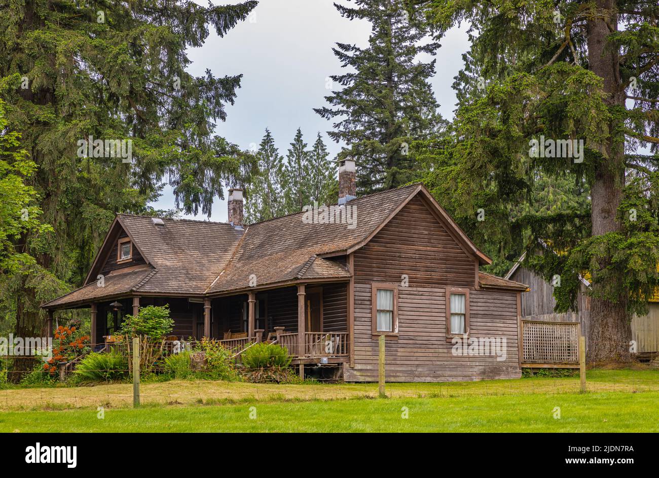 Typische traditionelle Holzhütte am Sommertag auf dem Land. Holzhaus im Wald in Kanada. Reisefoto, niemand, selektiver Fokus Stockfoto