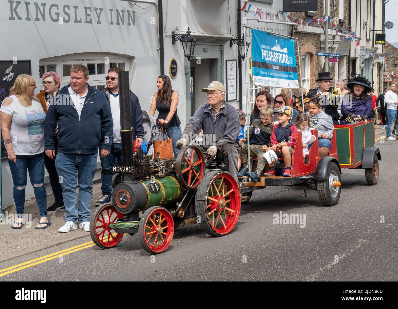 NORTHAM, DEVON, ENGLAND - 30 2022. APRIL: Kleine Dampflokomotive transportiert Menschen im Dorf, Teil der Northam May Day Feierlichkeiten. Stockfoto