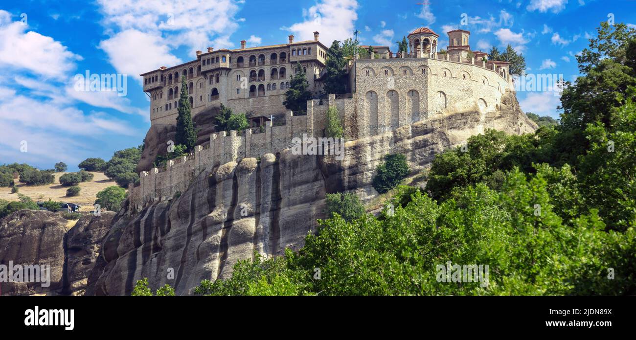 Meteora Griechenland. Gebäude des Heiligen Klosters von Varlaam auf Felsen, blauer, wolkiger Himmel, Nahaufnahme. Europa Religion Reiseziel Stockfoto