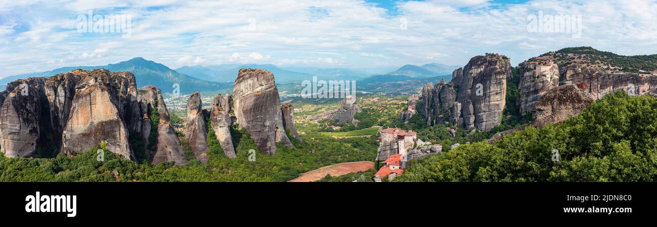 Meteora Griechenland Panoramablick. Das Heilige Kloster von Rouanos die Gebäude der Heiligen Barbara. Auch Blick auf andere Klöster auf den Felsen im Tal Stockfoto