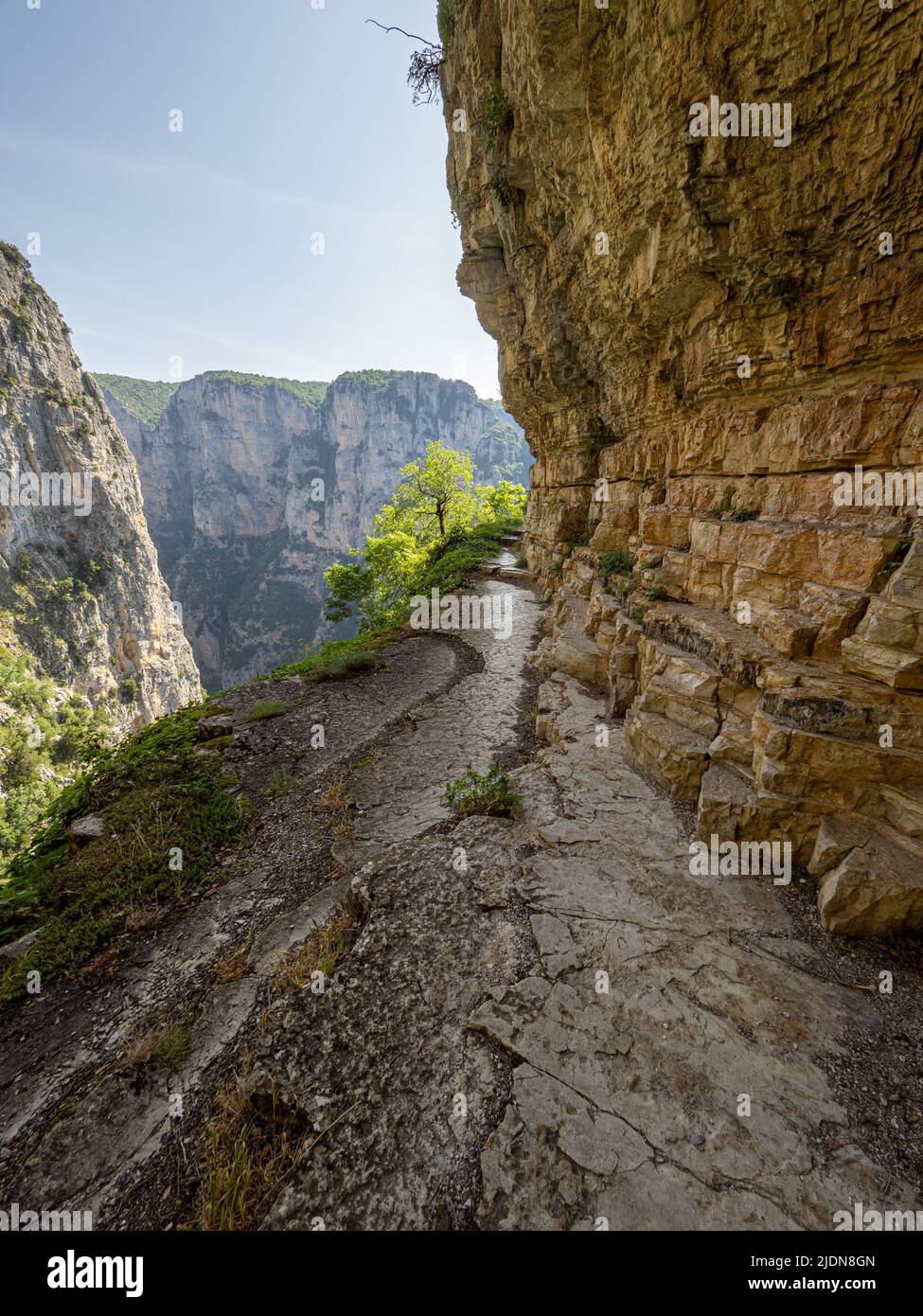 Enger, prekärer Pfad, der in die schiere Felswand hinter dem Kloster Agia Paraskevi hoch über der Vikos-Schlucht in der Region Zagori in Griechenland eingehauen ist Stockfoto