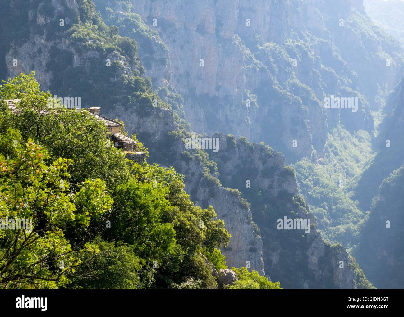 Das Kloster Agia Paraskevi thront auf steilen Klippen hoch über der dramatischen Vikos-Schlucht in der Zagori-Region des Pindus-Gebirges in Nordgriechenland Stockfoto