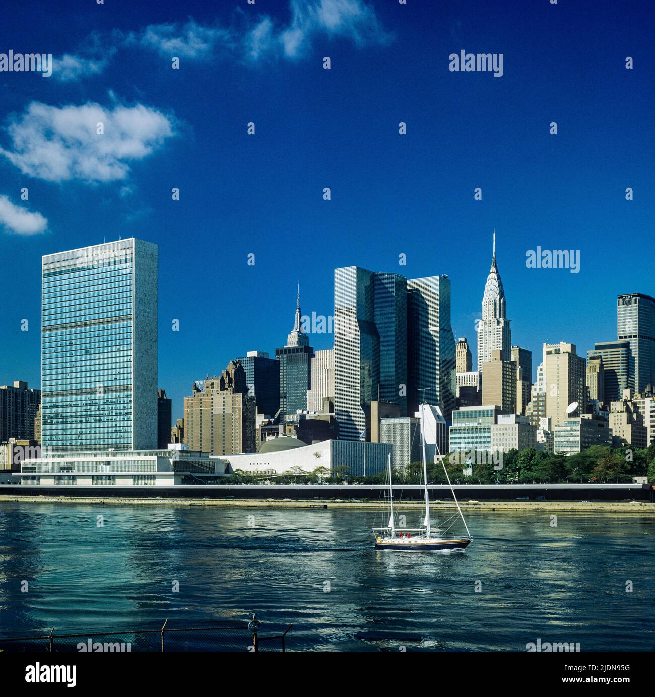 New York 1980s, East River, Gebäude des UN-Hauptquartiers, Skyline von Midtown Manhattan von Roosevelt Island, New York City, NYC, NY, USA, Stockfoto