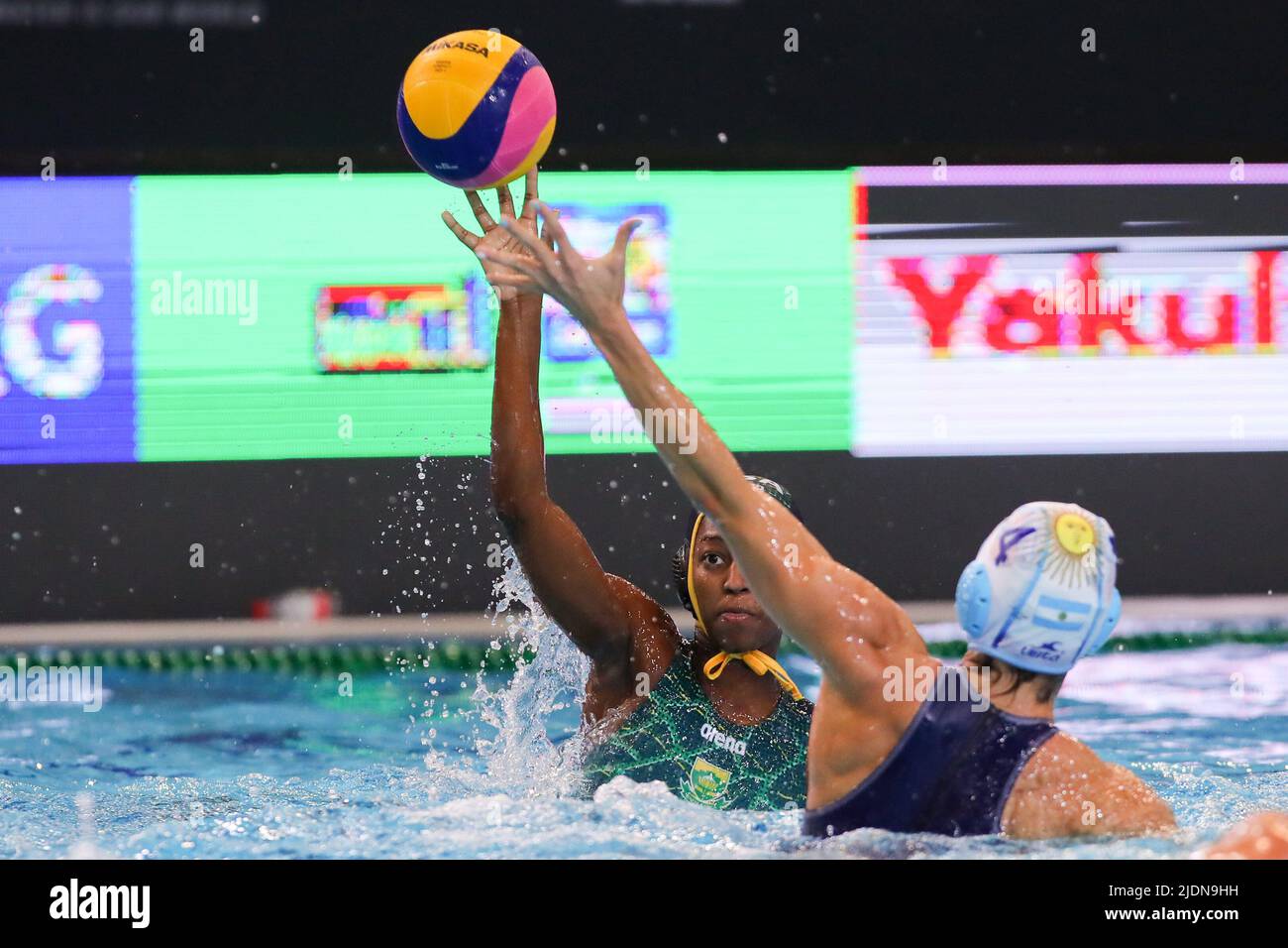 DEBRECEN, UNGARN - 22. JUNI: Iman Akomolafe aus Südafrika und Ashley Hatcher aus Argentinien beim Spiel der FINA World Championships Budapest 2022 Argentinien gegen Südafrika am 22. Juni 2022 in Debrecen, Ungarn (Foto: Albert ten Hove/Orange Picts) Stockfoto