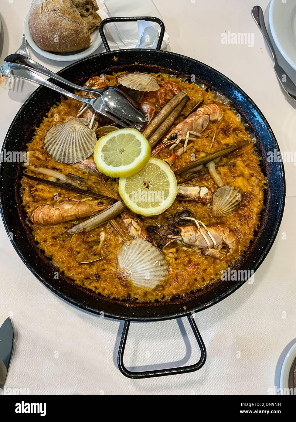 Spanien, Fisterra. Spanische Küche. Eine Meeresfrüchte-Paella mit einer Vielzahl von Meeresfrüchten Zutaten. Stockfoto