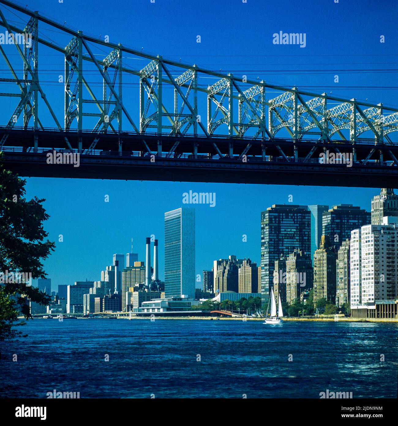 New York 1980s, Queensboro Bridge, East River, Gebäude des UN-Hauptquartiers, Skyline von Midtown Manhattan, New York City, NYC, NY, USA, Stockfoto