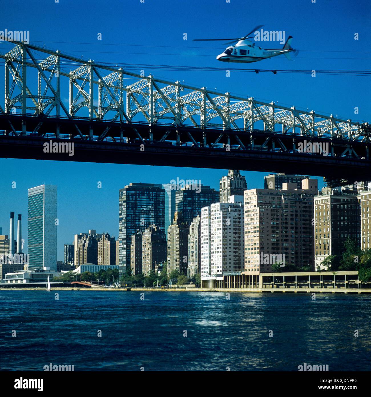 New York 1980s, Hubschrauber über der Queensboro-Brücke, East River, UN-Gebäude, Skyline von Midtown Manhattan, New York City, NYC, NY, USA, Stockfoto