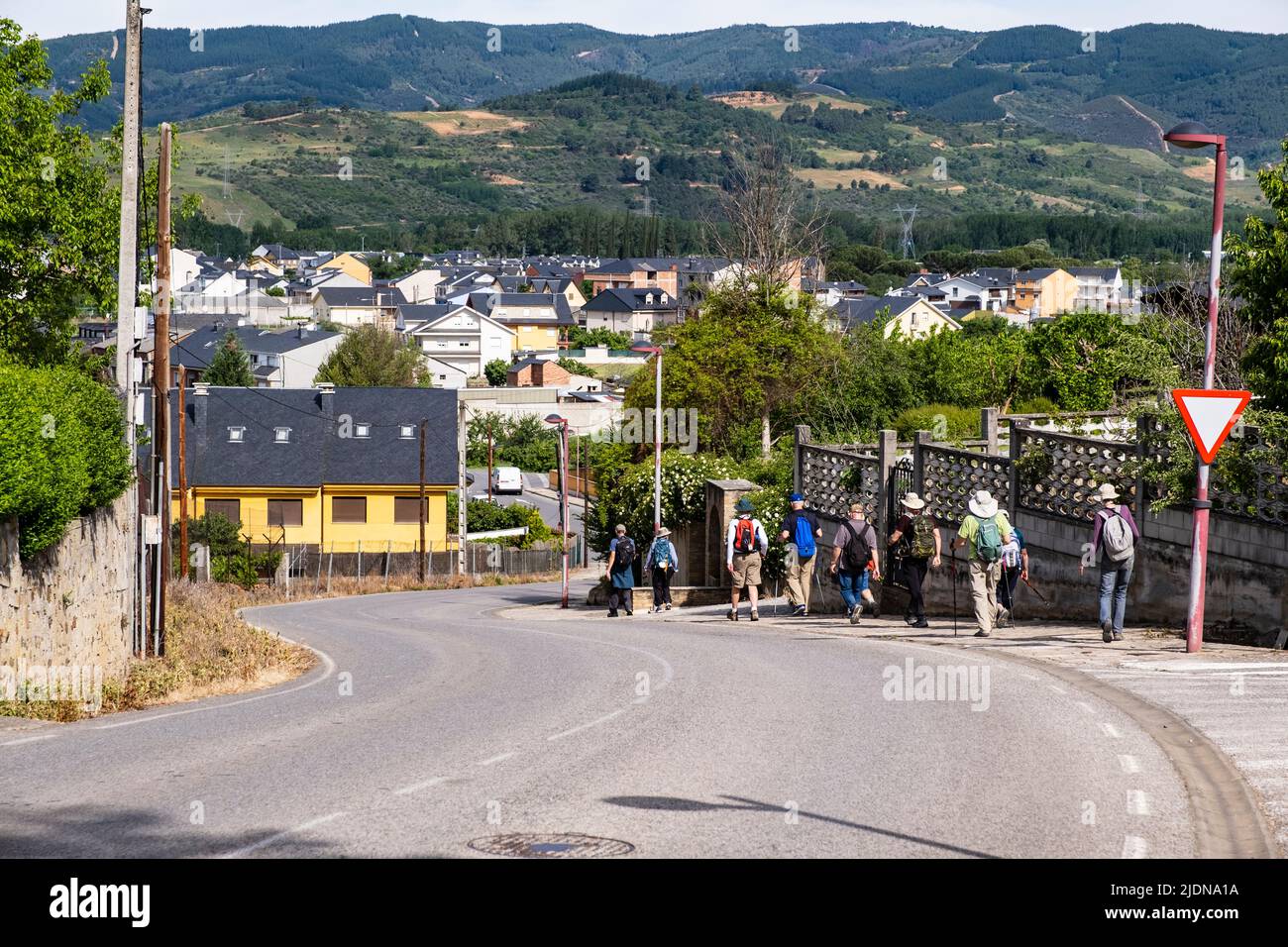 Spanien, Wanderer absteigend Hügel nach Cacabelos. Castilla y Leon, Bezirk El Bierzo. Stockfoto