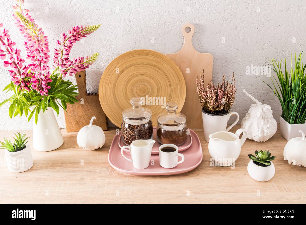 Das Konzept der Wohnküche Dekor. Küche Hintergrund mit einer Tasse Kaffee, Kaffeedosen, Elemente der stilvollen Einrichtung Stockfoto