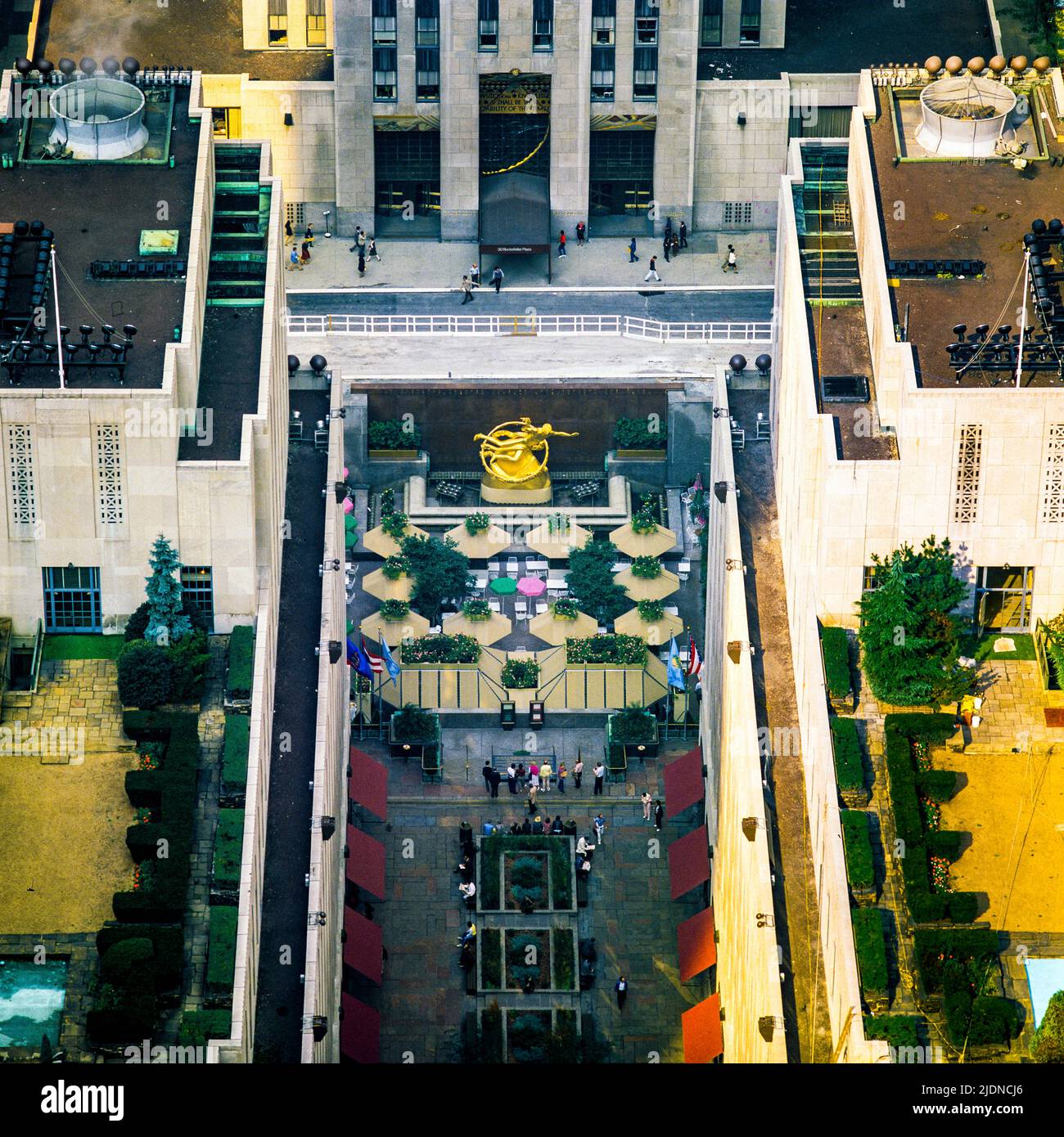 New York 1980s, Luftaufnahme der Channel Gardens, Rink Bar Cafe Restaurant Terrasse, Rockefeller Center Plaza, Manhattan, New York City, NYC, NY, USA, Stockfoto