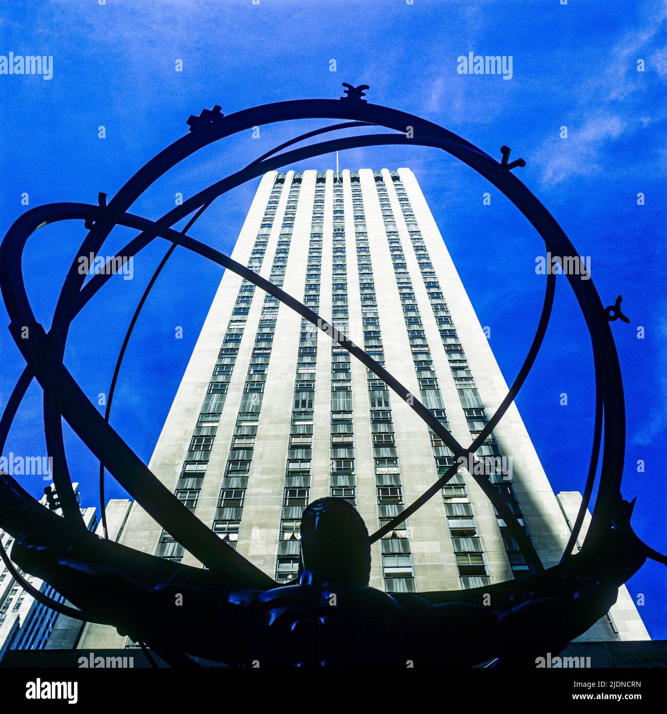 New York 1980s, Silhouette einer Atlas-Bronzestatue vor dem Rockefeller Center-Gebäude, Midtown Manhattan, New York City, NYC, NY, USA, Stockfoto