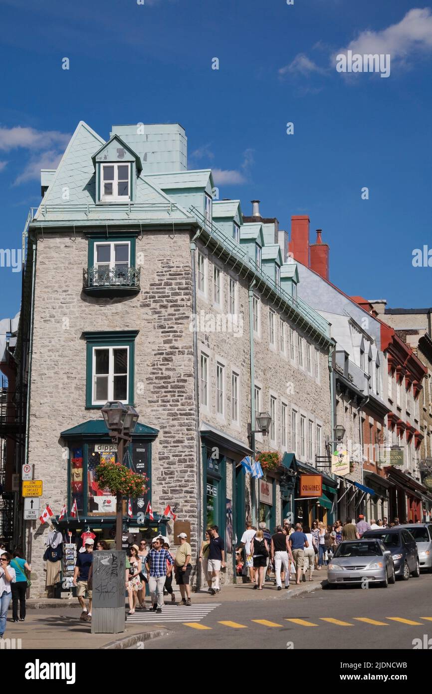 Touristen und Souvenirläden auf der Cote de la Fabrique in der Oberstadt der Altstadt von Quebec, Quebec, Kanada. Stockfoto