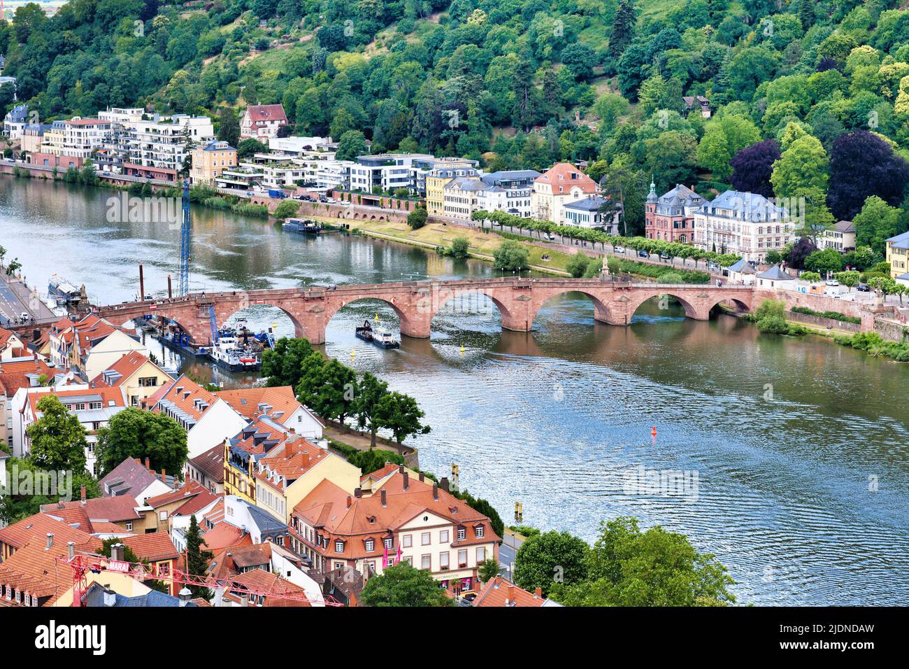 Heidelberg, Deutschland - Juni 2022: Neckar mit alter Brücke Stockfoto