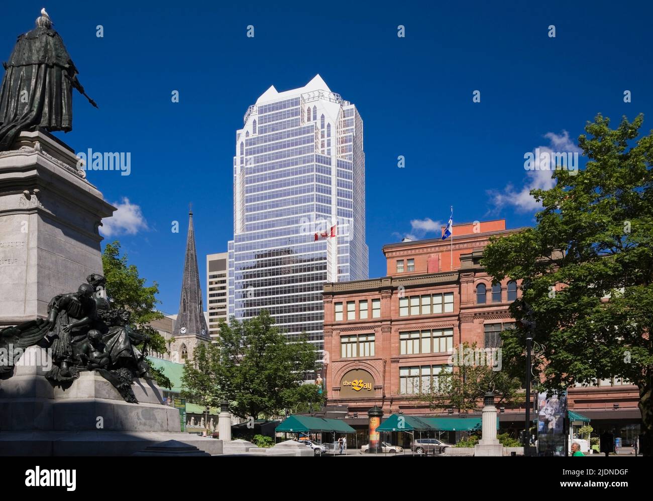 Edward VII. Monument auf dem Phillips Square mit dem Bay Kaufhaus und dem KPMG Turm im Hintergrund im Sommer, Montreal, Quebec, Kanada. Stockfoto